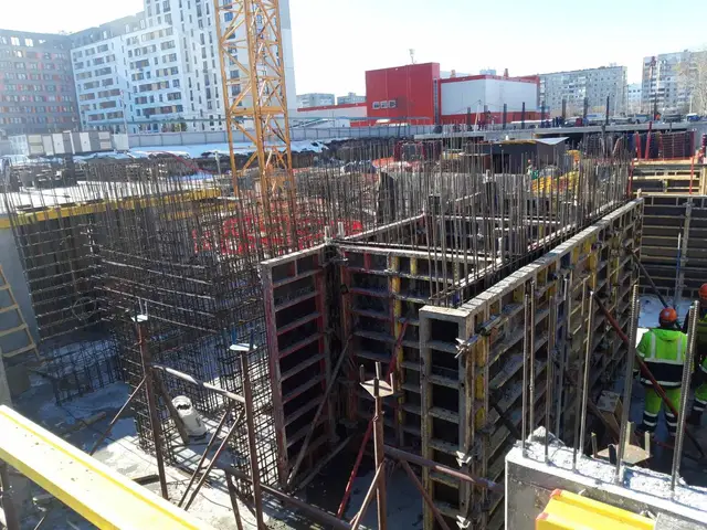 Опалубка стен на многоэтажном объекте