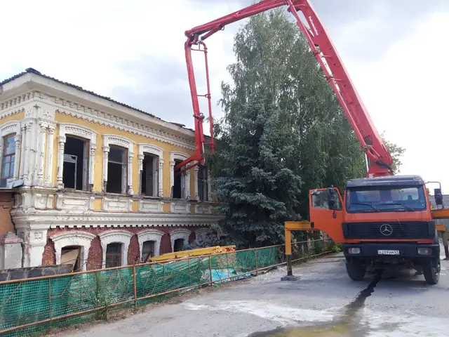 Бетононасос у строительного объекта
