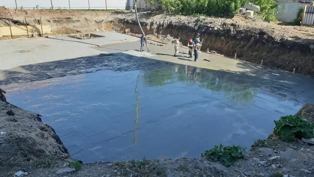 Монолитная плита в котловане после бетонирования