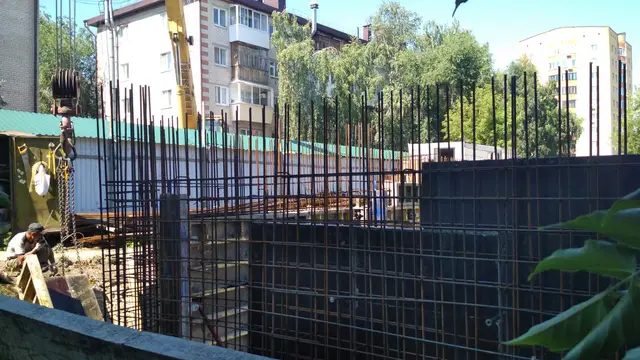 Вертикальный арматурный каркас и опалубка