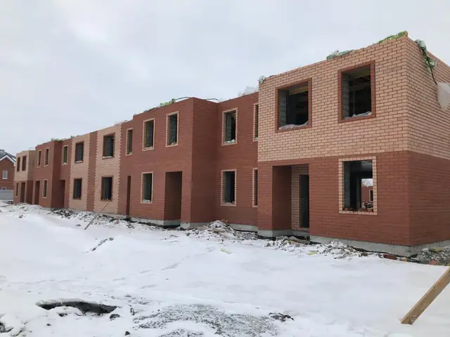 Кирпичные жилые здания в процессе строительства