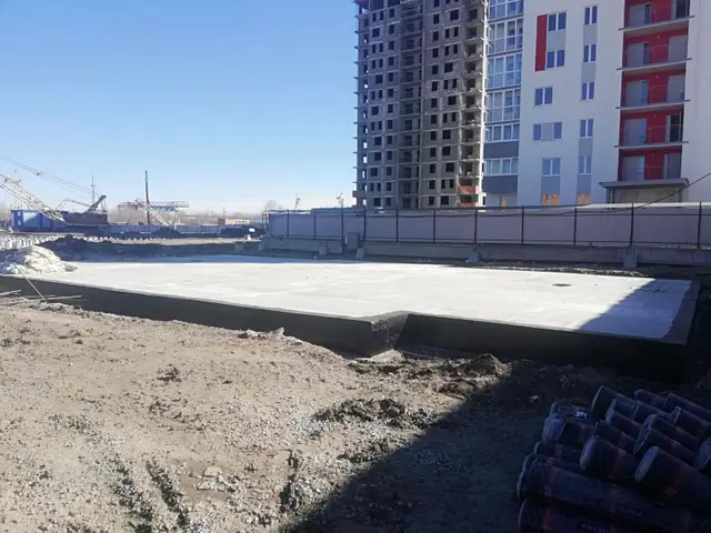 Бетонная площадка у многоэтажного здания
