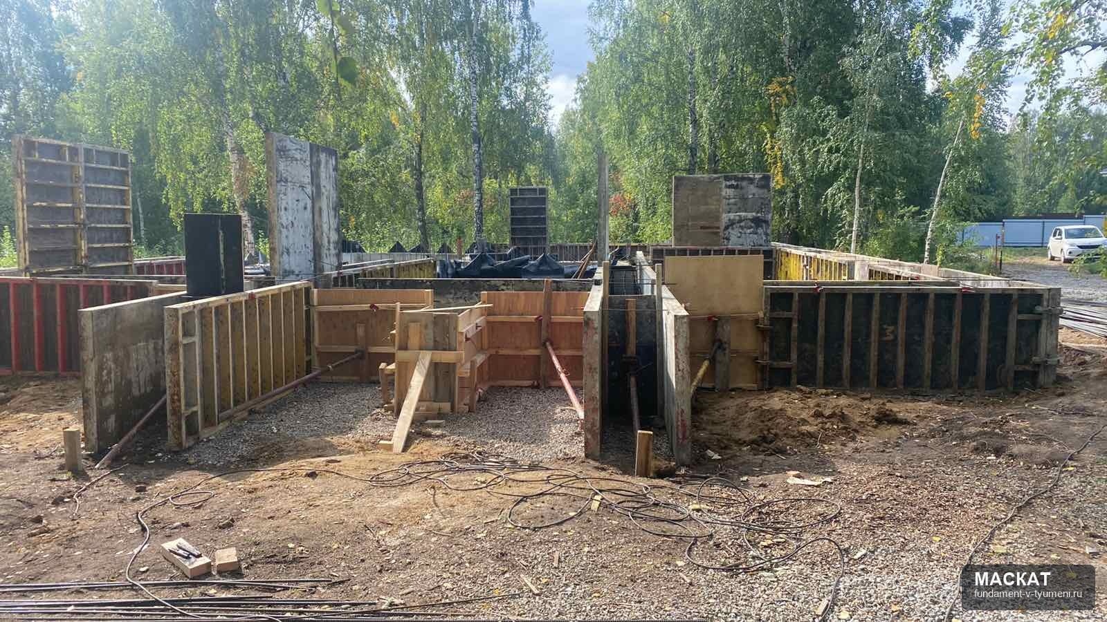 Монолитные стены подвального помещения после бетонирования