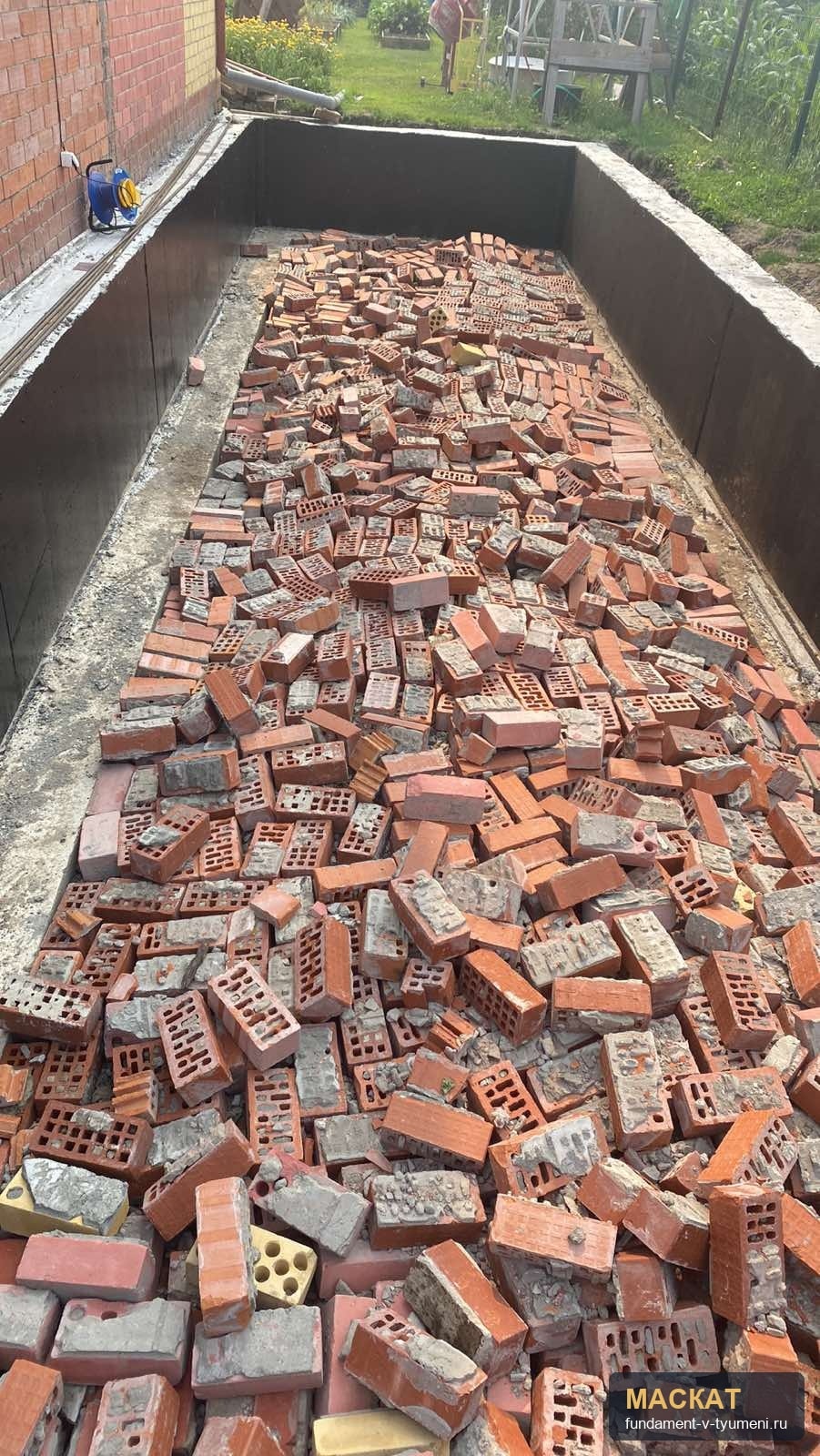 Основание под бетонный пол в гараже