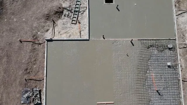 Кадр из видео: Фундаментная плита — Новоторманск