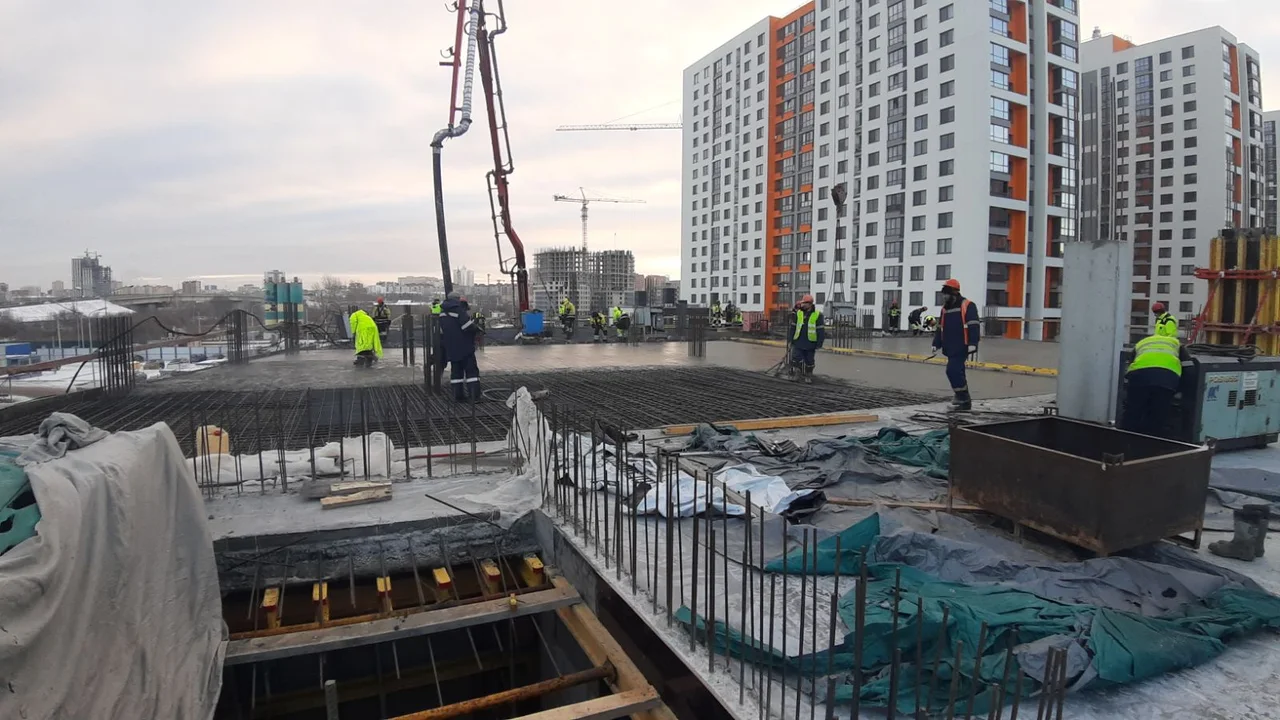 Подача бетонной смеси бетононасосом